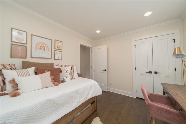 bedroom with dark wood-style floors, ornamental molding, baseboards, recessed lighting, and a closet