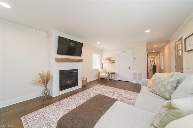 living area featuring ornamental molding, wood finished floors, recessed lighting, a large fireplace, and baseboards
