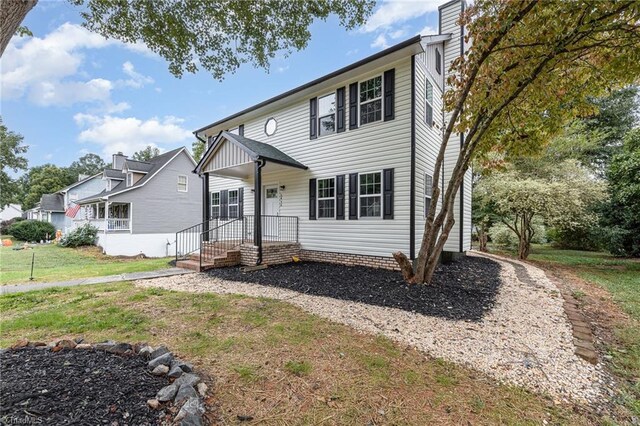 view of front of home featuring a front lawn