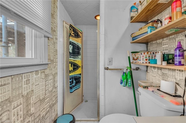 bathroom featuring toilet and backsplash