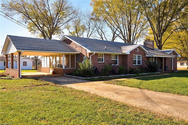 single story home featuring a porch and a front lawn