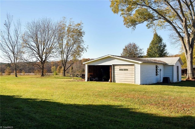 view of yard featuring an outdoor structure and a garage