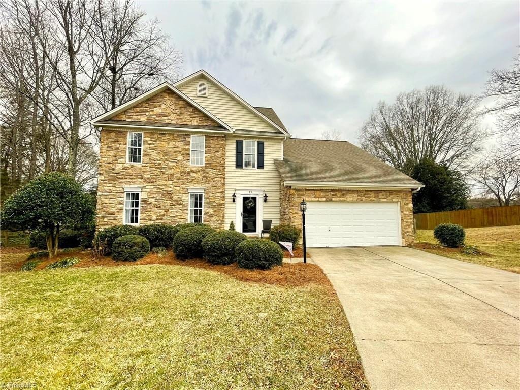 view of front facade featuring a garage and a front yard