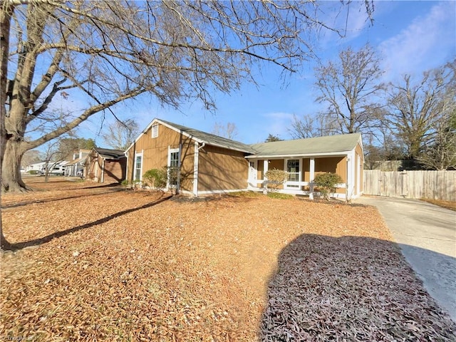 single story home with covered porch