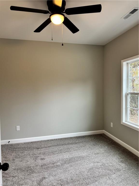 unfurnished room with carpet floors and ceiling fan