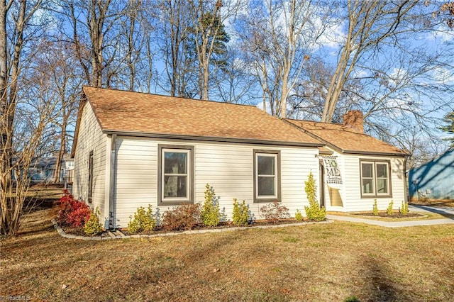 view of front facade with a front yard