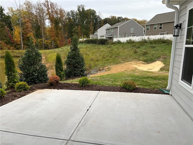 view of yard featuring a patio