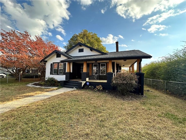 view of front facade featuring covered porch and a front lawn