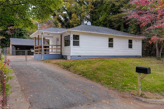 view of front of property featuring a front lawn