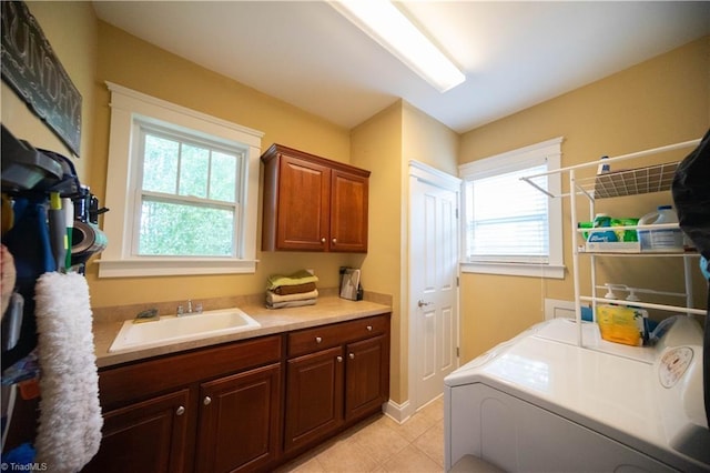 washroom featuring sink, cabinets, plenty of natural light, and independent washer and dryer