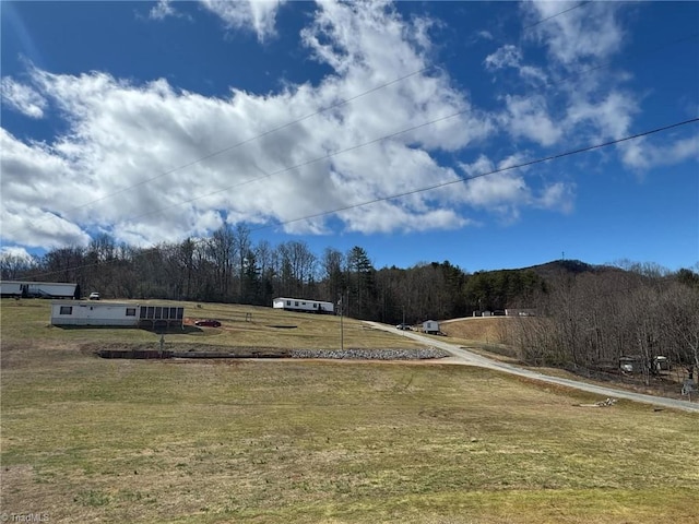 view of yard featuring a rural view