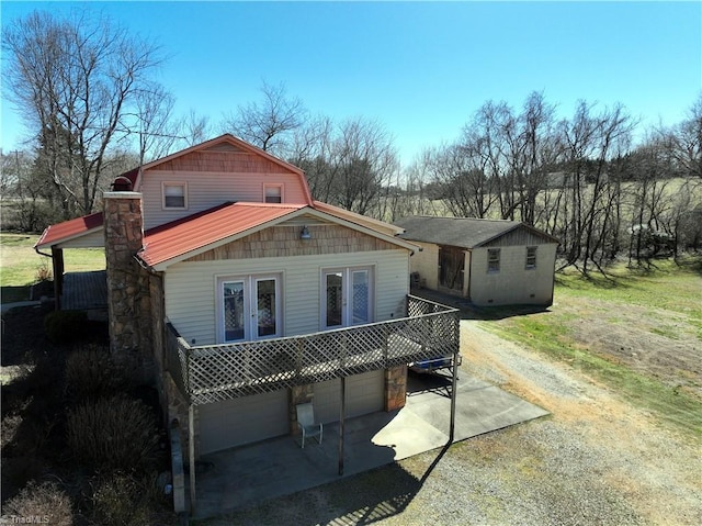 view of front facade featuring driveway