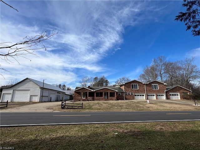 view of front of house featuring a garage and a front yard