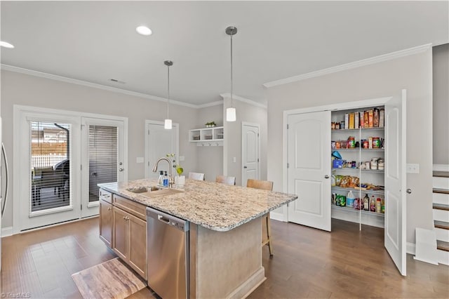 kitchen with a kitchen island with sink, dark wood-type flooring, sink, decorative light fixtures, and dishwasher