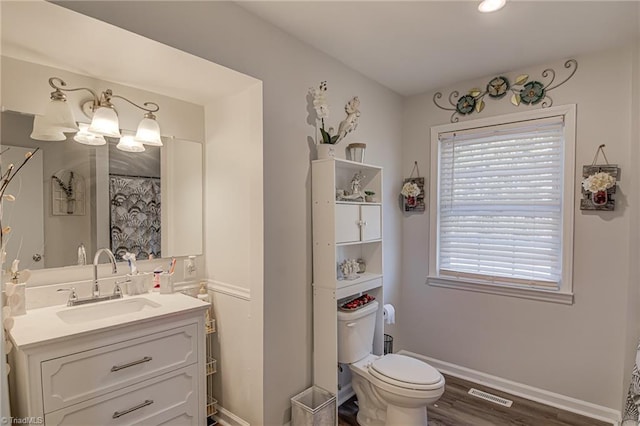 full bath featuring visible vents, baseboards, a healthy amount of sunlight, and vanity