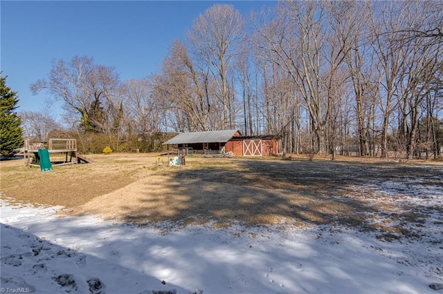 view of yard with an outbuilding