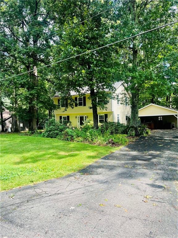 view of front of property featuring a front yard