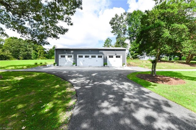 view of front of home featuring a garage and a front yard