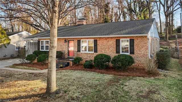 ranch-style home with a front yard