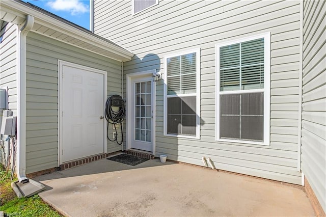 entrance to property featuring a patio area