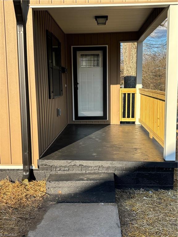 property entrance featuring a porch