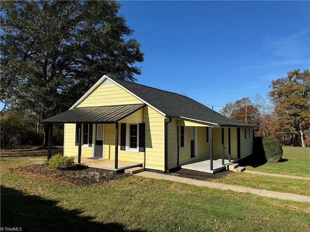 view of front of property featuring covered porch and a front yard