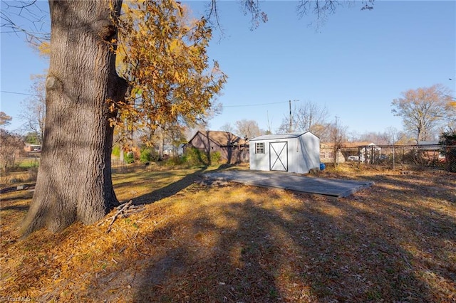 view of yard with a storage shed