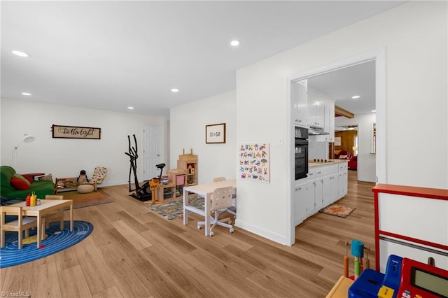 rec room featuring recessed lighting, baseboards, and light wood-style flooring