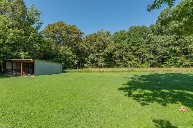 view of yard with an outdoor structure