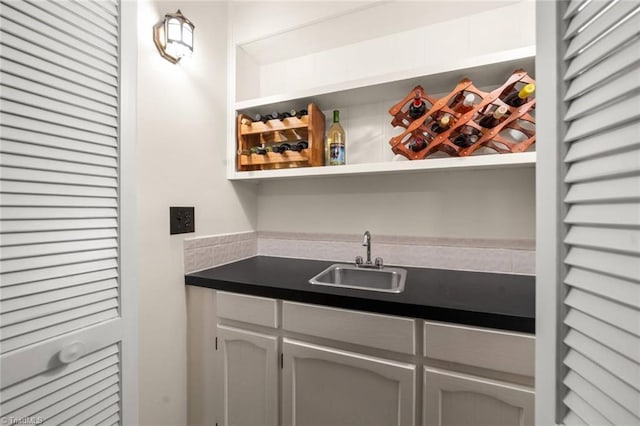 view of indoor wet bar