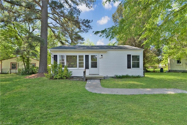 view of front facade with a front lawn