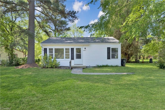 view of front facade with a front lawn