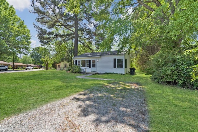 single story home featuring a front yard