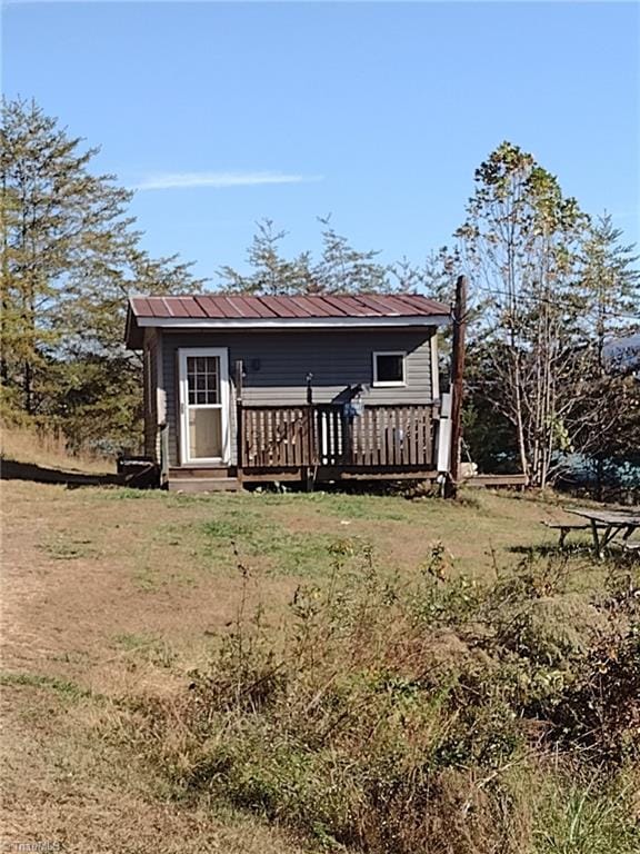 view of front of property featuring a deck