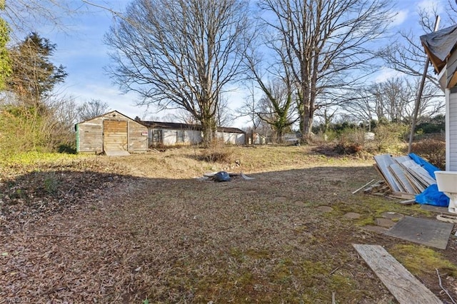 view of yard featuring an outdoor structure