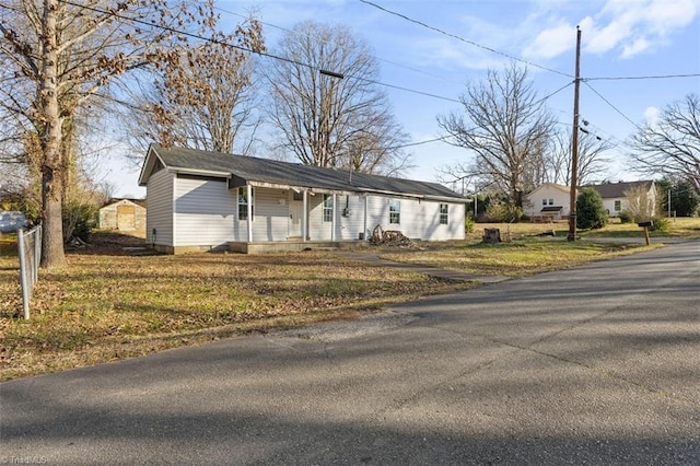 single story home featuring a front yard