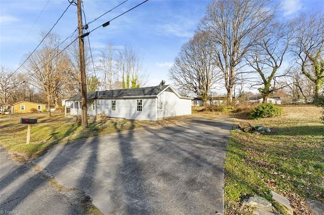 view of front of home featuring driveway and a front yard