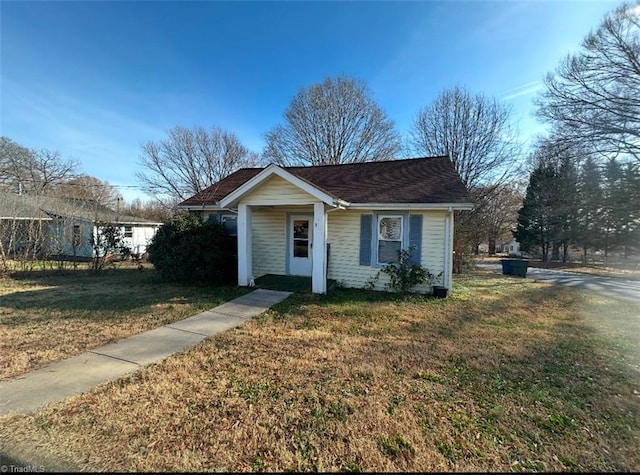 view of front of property featuring a front lawn