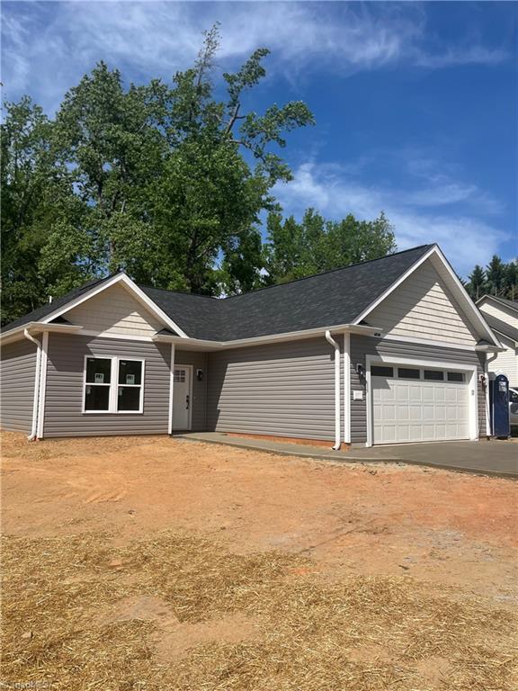 view of front of house with driveway and a garage