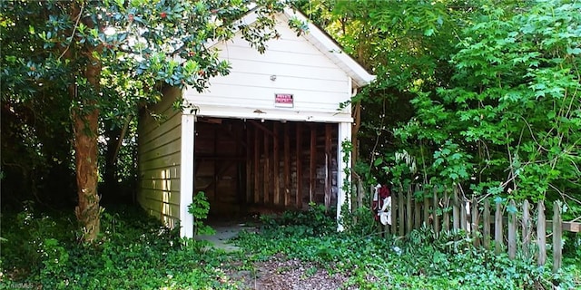 view of outdoor structure featuring an outdoor structure and fence