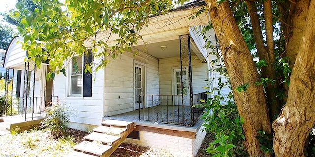 entrance to property featuring covered porch