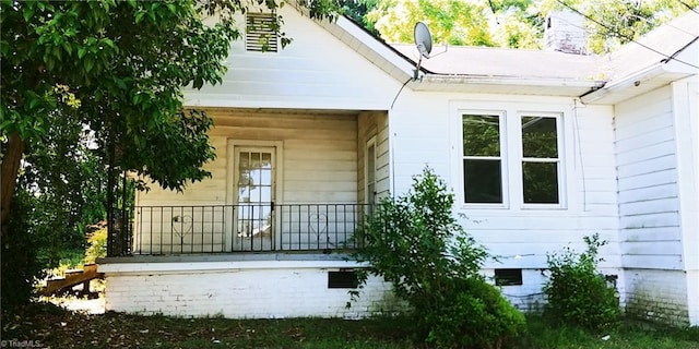 doorway to property featuring crawl space