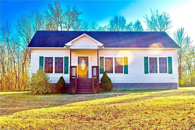 view of front of house featuring a front lawn