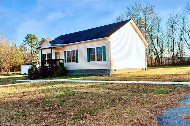 view of front of house with a front lawn