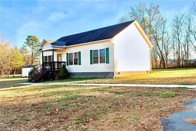 view of front of property with a front lawn