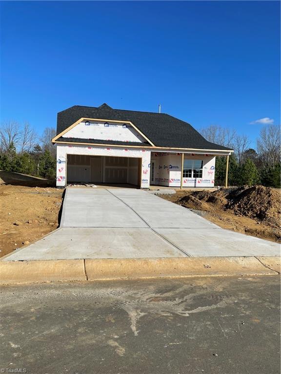 view of front facade featuring a garage and concrete driveway