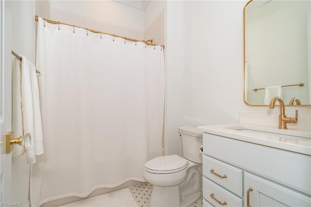 full bath with a shower with curtain, toilet, and vanity