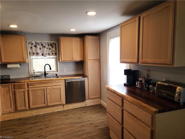 kitchen featuring a toaster, recessed lighting, dark wood-type flooring, a sink, and stainless steel dishwasher