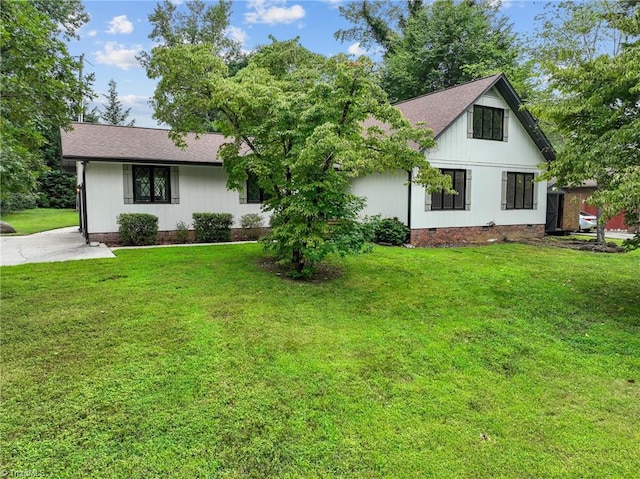 view of front of property featuring a front yard