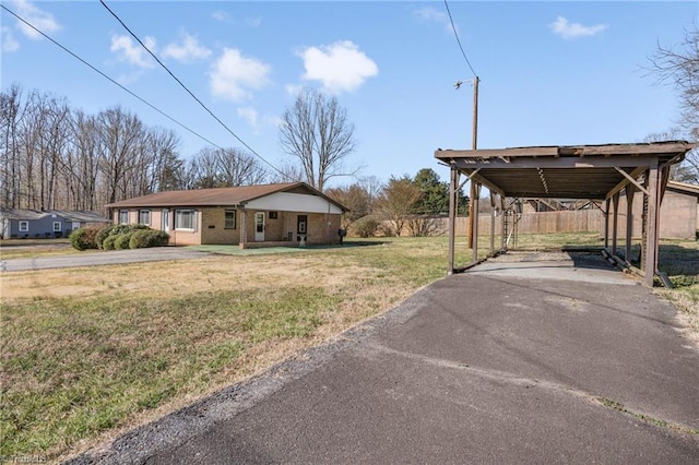 view of front of home featuring a carport and a front yard